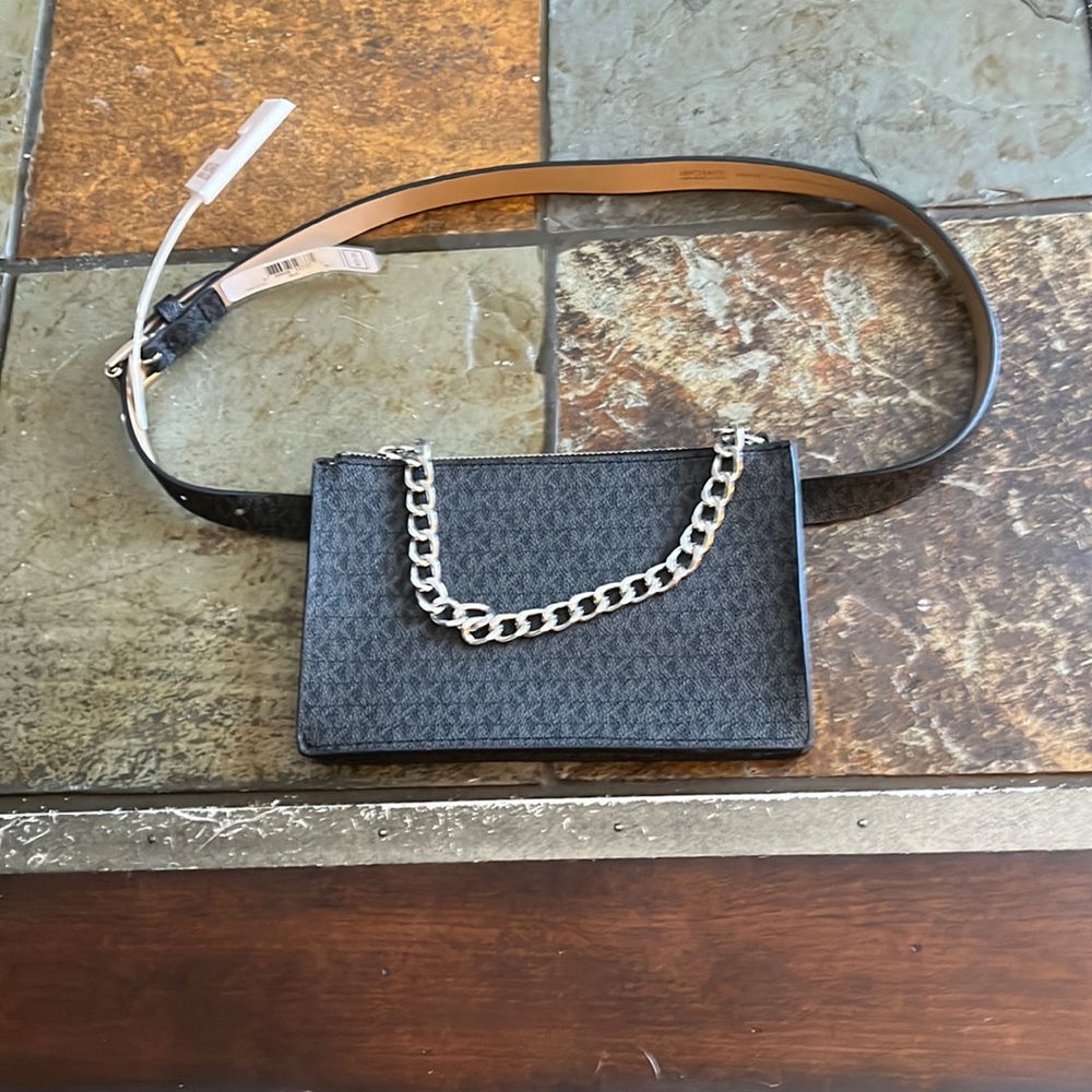 Michael Kors jet set Fanny pack or wear on th shoulder size m. Nwt